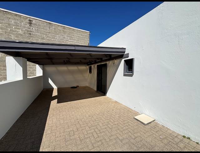 1,060M² WAREHOUSE TO LET IN STRAND INDUSTRIA